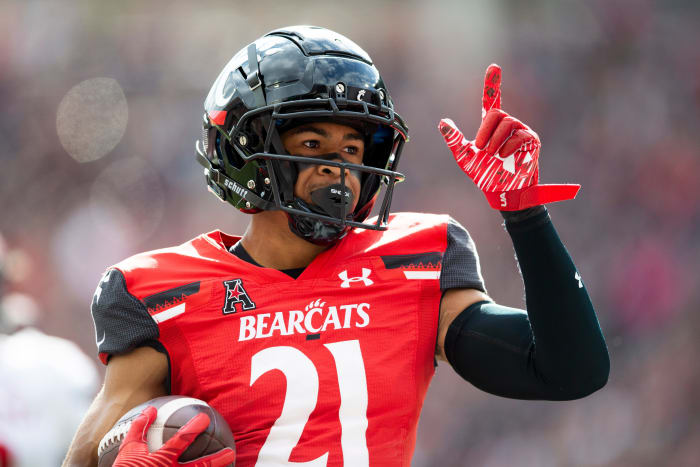 Cincinnati Bearcats wide receiver Tyler Scott (21) celebrates after scoring a touchdown during the first quarter of the NCAA football game between the Cincinnati Bearcats and the Indiana Hoosiers at Nippert Stadium, Saturday, Sept. 24, 2022. Indiana Hoosiers At Cincinnati Bearcats Ncaa Football Sept 24